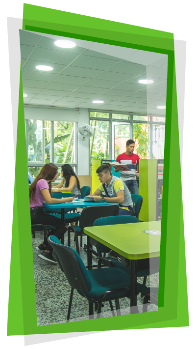 Imagen de estudiantes sobre una mesa al interior de la biblioteca 
